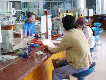 Các ngân hàng bắt đầu giảm lãi suất cho vay